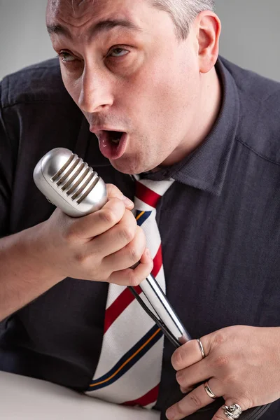 Ο άνθρωπος που είναι απορροφημένος στη μουσική του κρατώντας ένα μικρόφωνο — Φωτογραφία Αρχείου