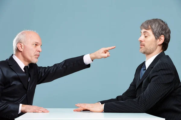 Dois empresários que têm uma discussão no escritório — Fotografia de Stock