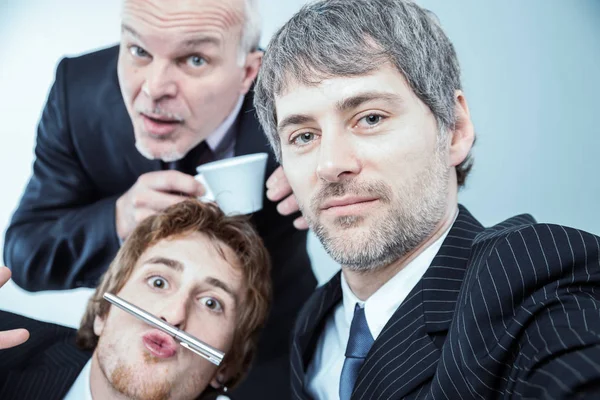 Retrato de um homem de negócios sério com colegas — Fotografia de Stock