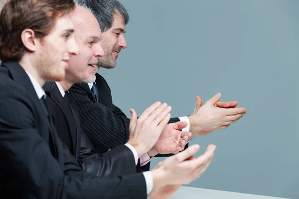 Tres hombres de negocios aplaudiendo y aplaudiendo — Foto de Stock