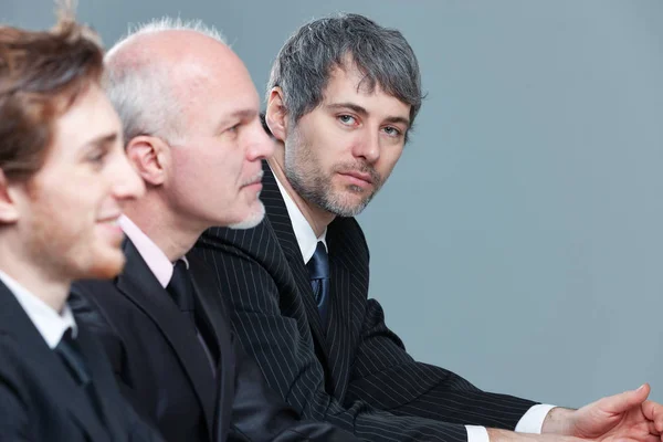 Seriös affärsman i ett möte med kollegor — Stockfoto
