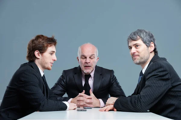 Empresário sênior aborrecendo seus colegas — Fotografia de Stock