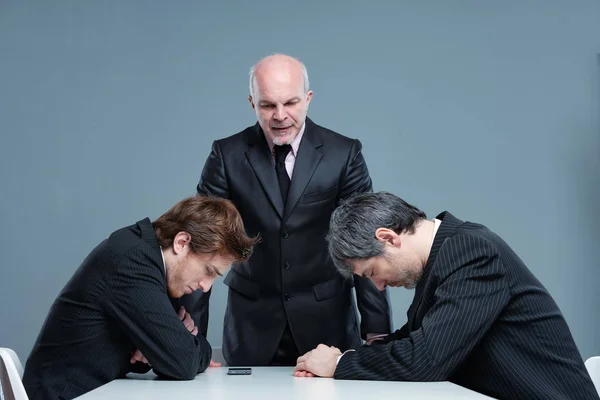 Boss dressing ner två anställda berätta för dem — Stockfoto