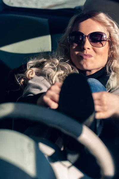 Netrpělivá mladá žena svazuje tkaní při jízdě — Stock fotografie