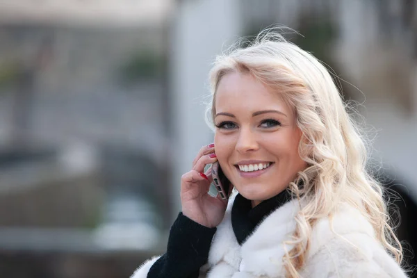 Pretty Happy Young blond vrouw chatten op mobiele — Stockfoto