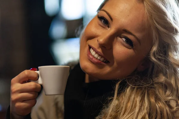 Attraente donna bionda sincera che si gode il caffè — Foto Stock