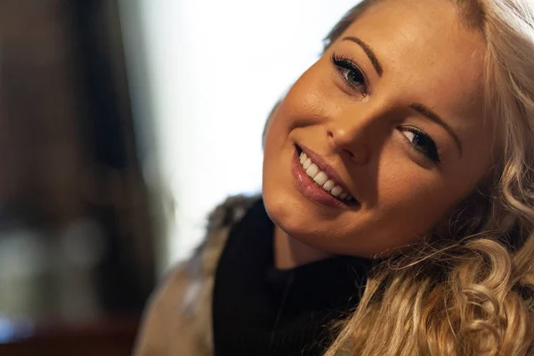 Mujer rubia bastante joven con una sonrisa dulce —  Fotos de Stock