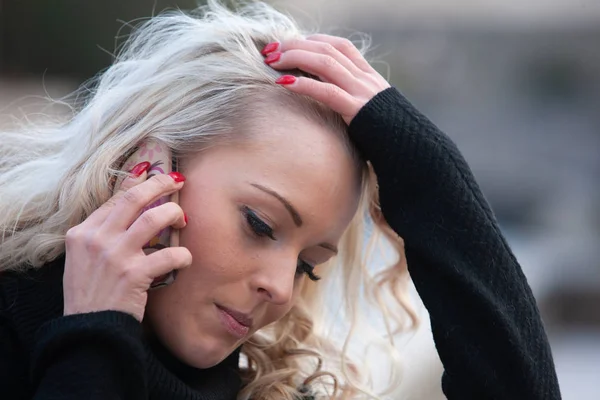 Gestrest boos jonge vrouw praten op een mobiele — Stockfoto