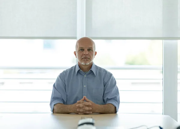 Senior affärsman satt vid Desk in Office — Stockfoto