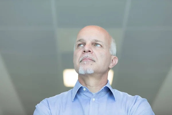 Homme âgé avec une expression réfléchie lointaine — Photo