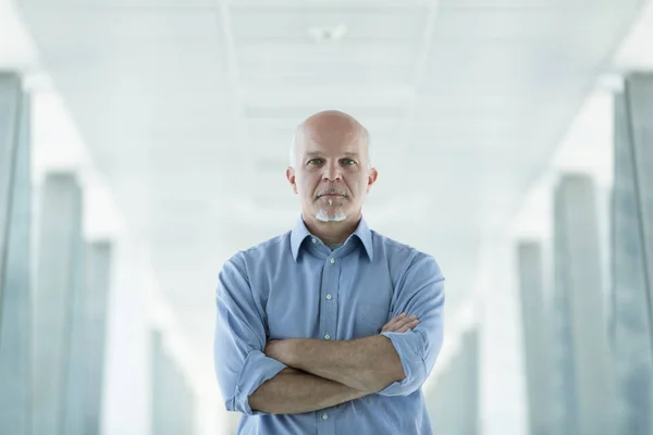 Seriös, tankeväckande Senior affärsman — Stockfoto