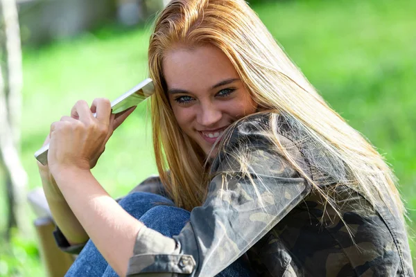 Zabawa Coy młoda kobieta uśmiechając się do kamery — Zdjęcie stockowe