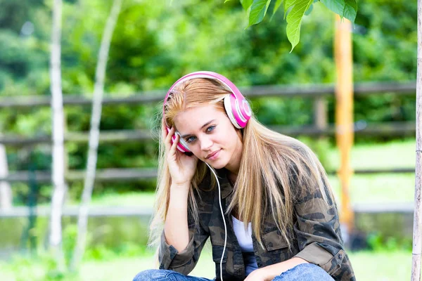 Jovem atraente ouvindo música — Fotografia de Stock