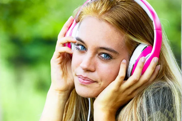 Mulher loira jovem bonita com fones de ouvido — Fotografia de Stock