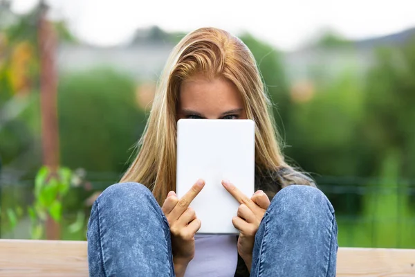 Mujer joven haciendo una señal grosera con su dedo — Foto de Stock