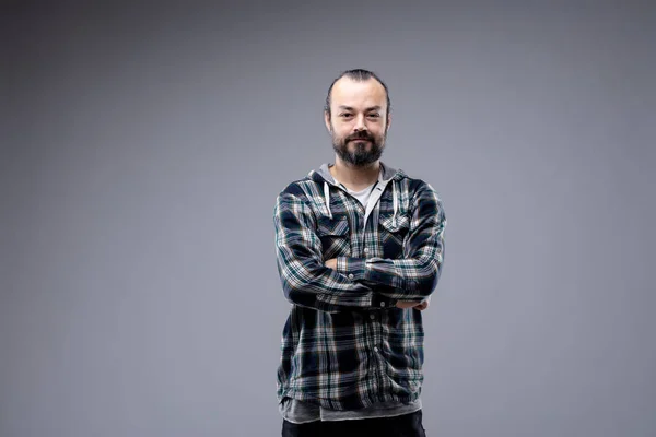 Sorrindo confiante barbudo homem com braços dobrados — Fotografia de Stock