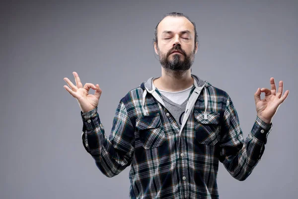 Bearded man mediterar med ett fridfullt uttryck — Stockfoto