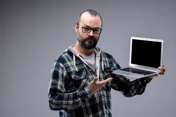 Homem satisfeito apontando para seu laptop portátil — Fotografia de Stock