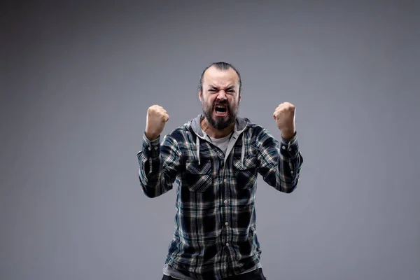 Angry man yelling and shaking his fists — Stock Photo, Image