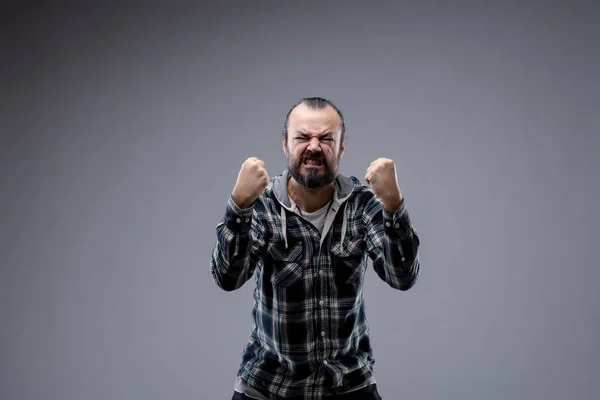 El hombre en una rabia crujir los dientes — Foto de Stock