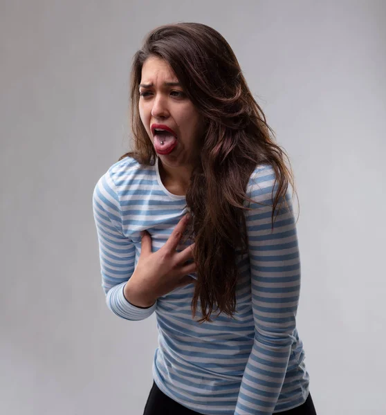 Mujer joven reaccionando con aversión y disgusto —  Fotos de Stock