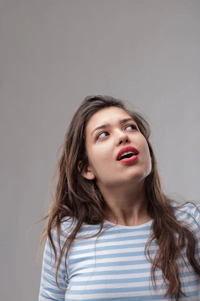 Mujer joven pensativa con una expresión desconcertada — Foto de Stock