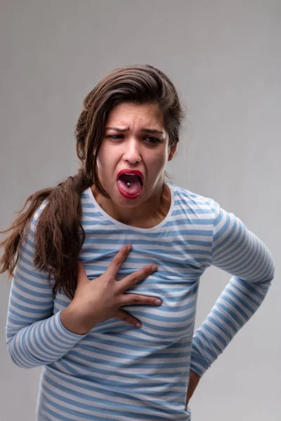 Mladá žena vyjadřující nenávist nebo bolest — Stock fotografie