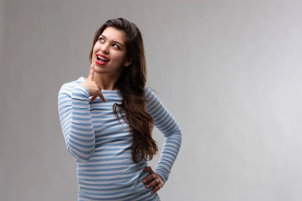 Mujer joven reflexiva con una mirada de anticipación — Foto de Stock