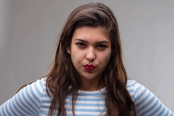 Irritado jovem mulher bolsa seus lábios — Fotografia de Stock