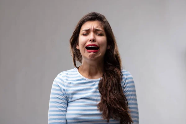 Emocional lagrima joven mujer chillando — Foto de Stock