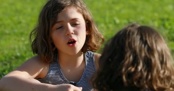 女孩 A 与女孩 B 交谈（场或倒拍) — 图库视频影像