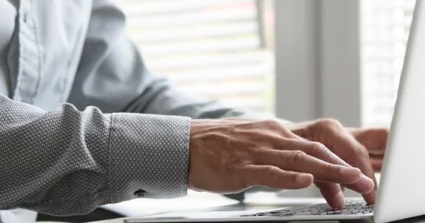 Hombre escribiendo en su computadora portátil — Vídeo de stock