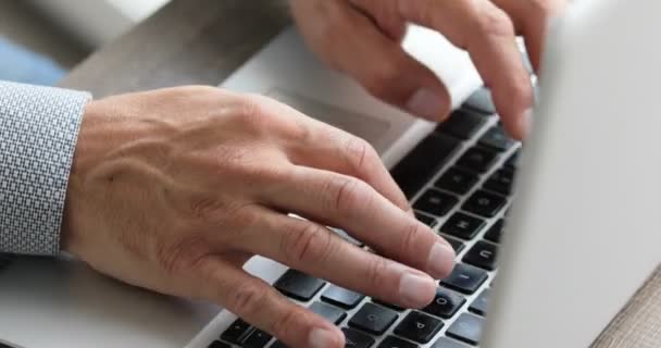 Man typen op zijn laptop computer — Stockvideo