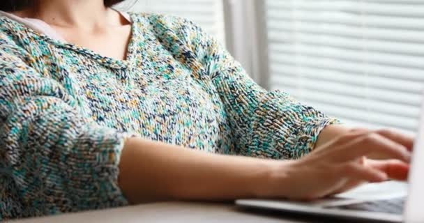 Vrouw op haar laptop dromen tijd uit — Stockvideo