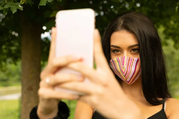 Mladá Žena Sobě Barevné Módní Obličejová Maska Selfie Svém Mobilním — Stock fotografie