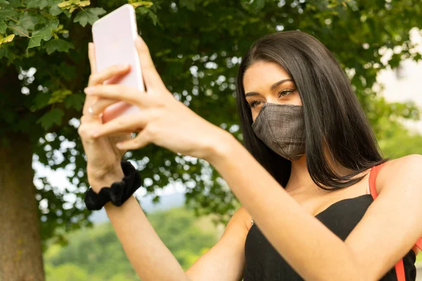 Şık Kumaş Bir Maskeyle Selfie Çeken Genç Bir Kadın Covid — Stok fotoğraf