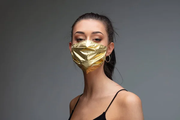 Altın Maskeli Mağrur Bir Kadın Zorunlu Olduklarında Cerrahi Maske Fiyatları — Stok fotoğraf