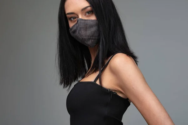 Stylová Mladá Žena Černém Ochrannou Látkou Obličejová Maska Během Covid — Stock fotografie