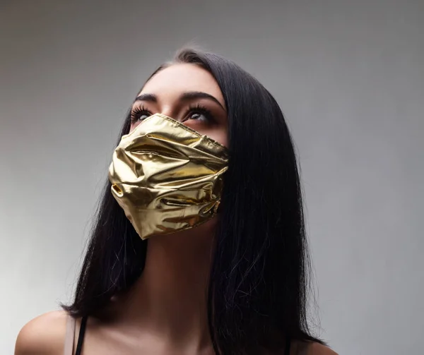 Mujer Que Lleva Una Máscara Dorada Concepto Máscaras Quirúrgicas Aumento — Foto de Stock