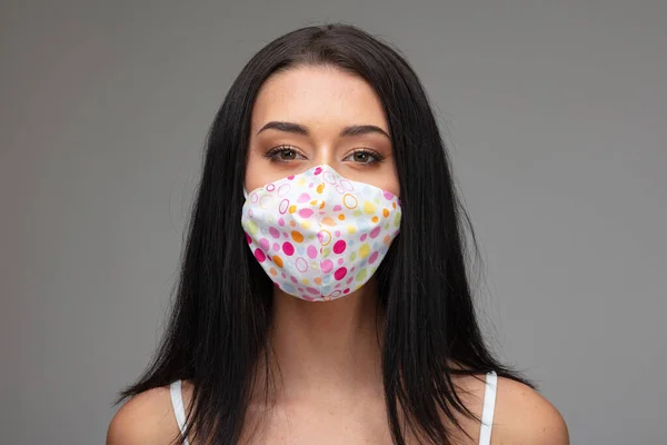 Mladá Žena Barevné Látkové Masce Obličeje Během Pandemie Koronaviru Hlavě — Stock fotografie