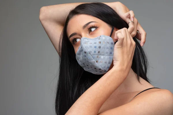 Junge Frau Die Eine Trendige Textile Gesichtsmaske Hinter Ihrem Ohr — Stockfoto