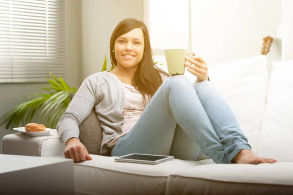 Woman Portrait Mug Digital Tablet Living Room — Stock Photo, Image