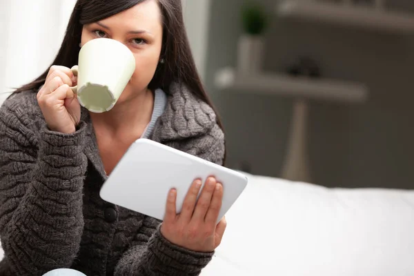 Mulher Sua Sala Estar Tomando Café Manhã Com Caneca Tablet — Fotografia de Stock