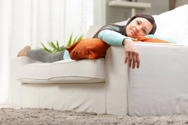 Woman Easing Her Couch White Living Room — Stock Photo, Image