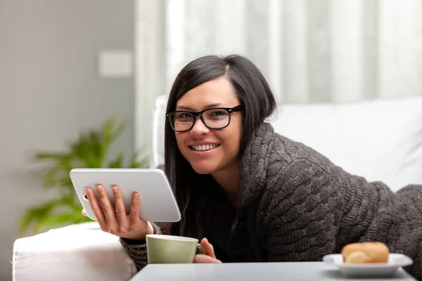 Mulher Lendo Assistindo Vídeos Seu Tablet Digital Casa Seu Sofá — Fotografia de Stock