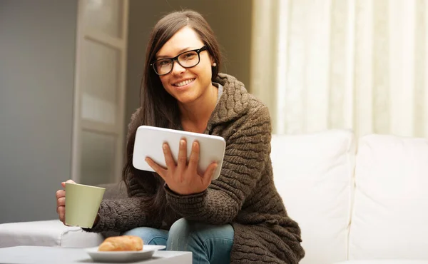 Woman Her Living Room Having Breakfast Tablet Mug Brioche Reading — Stock Photo, Image