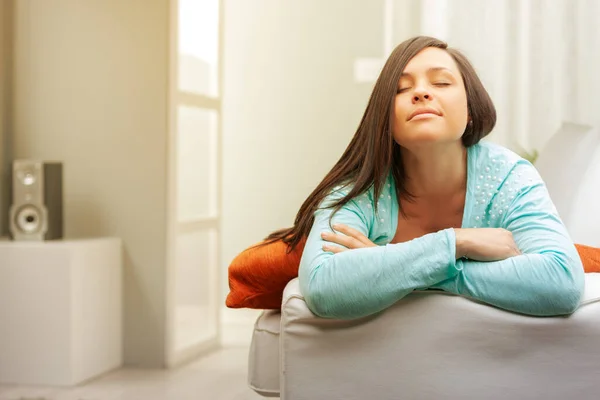 Retrato Uma Mulher Relaxada Apoio Braço Sofá Aplaudindo Com Braços — Fotografia de Stock