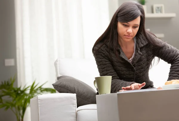 Woman Her Living Room Having Breakfast Tablet Mug Brioche Reading — Stock Photo, Image