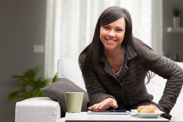 Mulher Sua Sala Estar Tomando Café Manhã Com Caneca Tablet — Fotografia de Stock