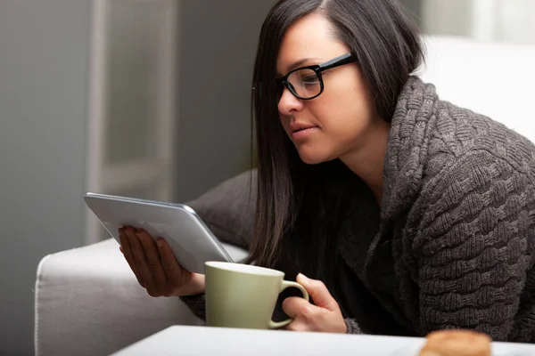 Mulher Lendo Assistindo Vídeos Seu Tablet Digital Casa Seu Sofá — Fotografia de Stock